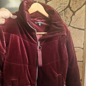 💖💖💖Guess Women’s Burgundy Velvet Puffer Jacket💖💖💖
